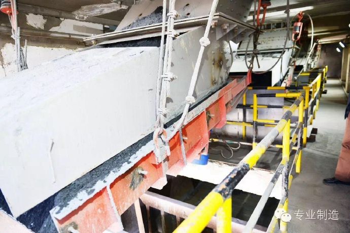 雙質(zhì)體振動(dòng)給料機(jī)1 雙質(zhì)體振動(dòng)給料機(jī)1